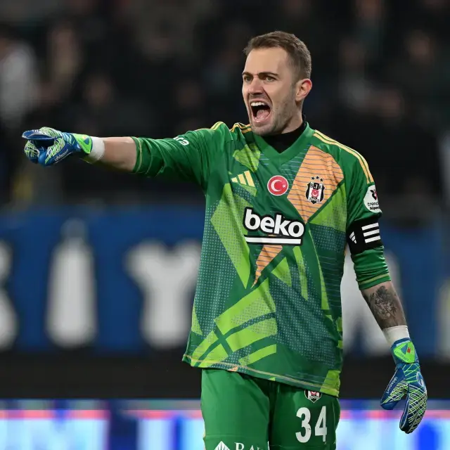 Beşiktaş iki futbolcunun kalemini kırdı: Kendinize kulüp bulun Beşiktaş iki futbolcunun kalemini kırdı: Kendinize kulüp bulun