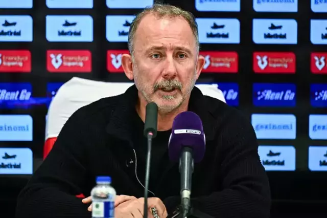 Beşiktaş iki futbolcunun kalemini kırdı: Kendinize kulüp bulun Beşiktaş iki futbolcunun kalemini kırdı: Kendinize kulüp bulun