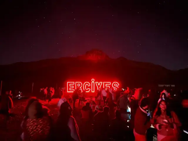 Gökyüzü tutkunları, meteor yağmurunu Kayseri'nin zirvesinde izledi